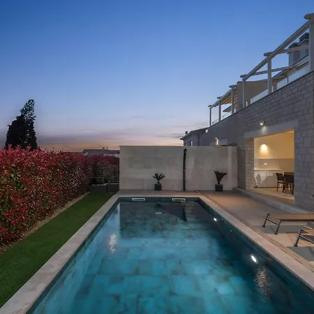 Lara Vabriga Tatil Evi *