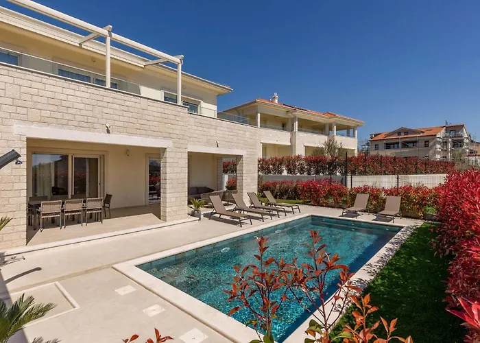 Lara Vabriga Vikendica