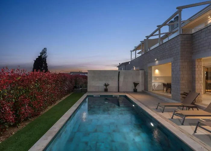 Lara Vabriga Vikendica *